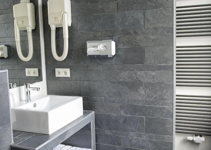 Отель Et Le Cafe De Paris 3*